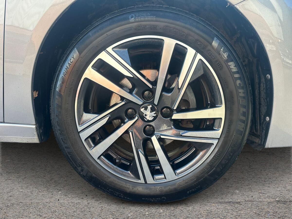 More views of Peugeot 208