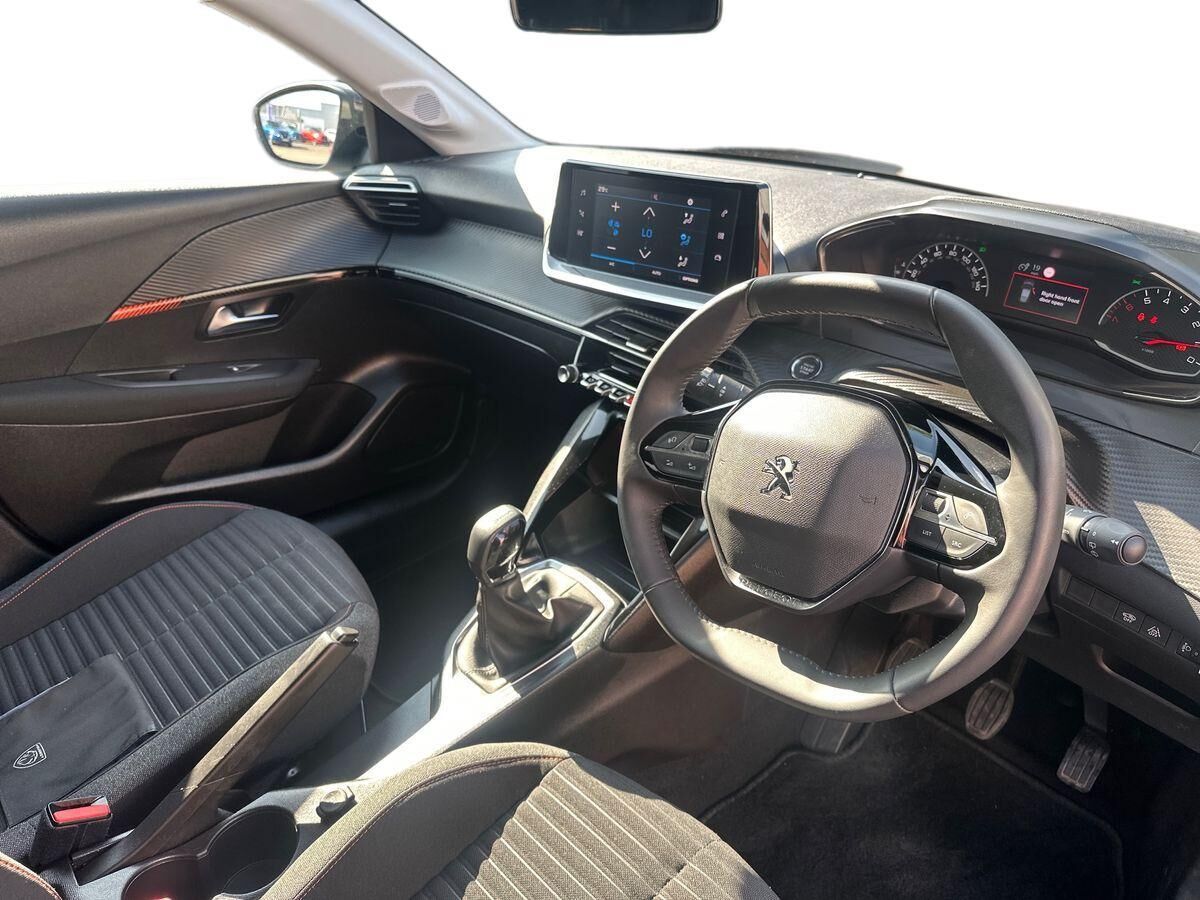 More views of Peugeot 208