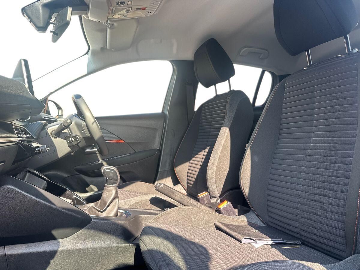 More views of Peugeot 208