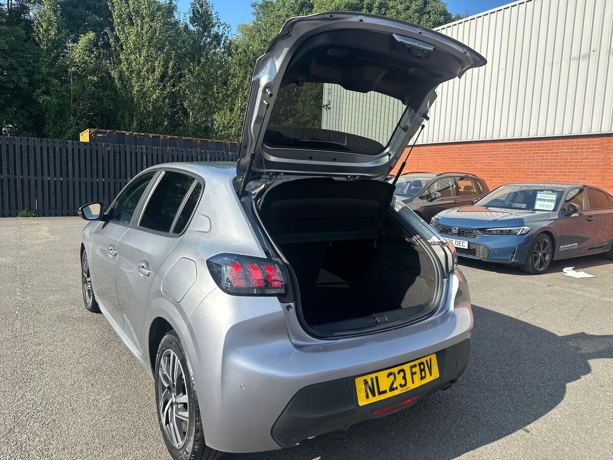 More views of Peugeot 208