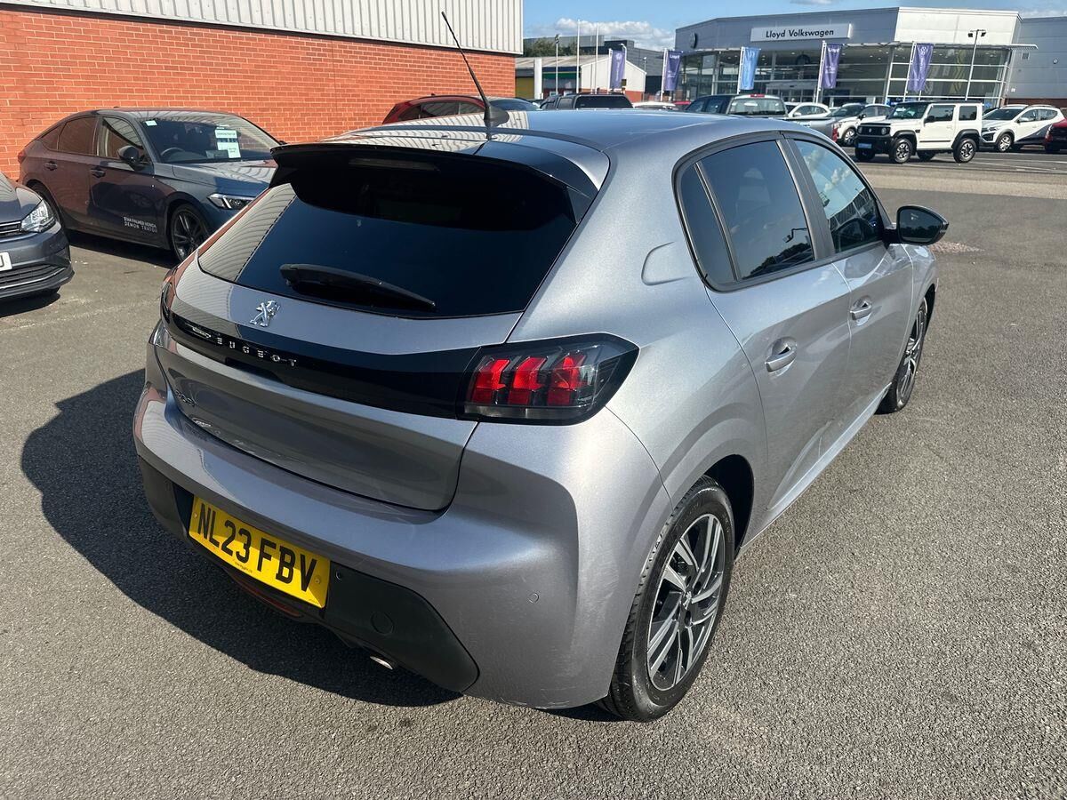 More views of Peugeot 208
