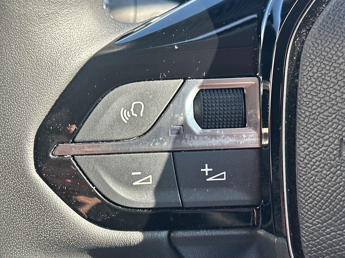 More views of Peugeot 208