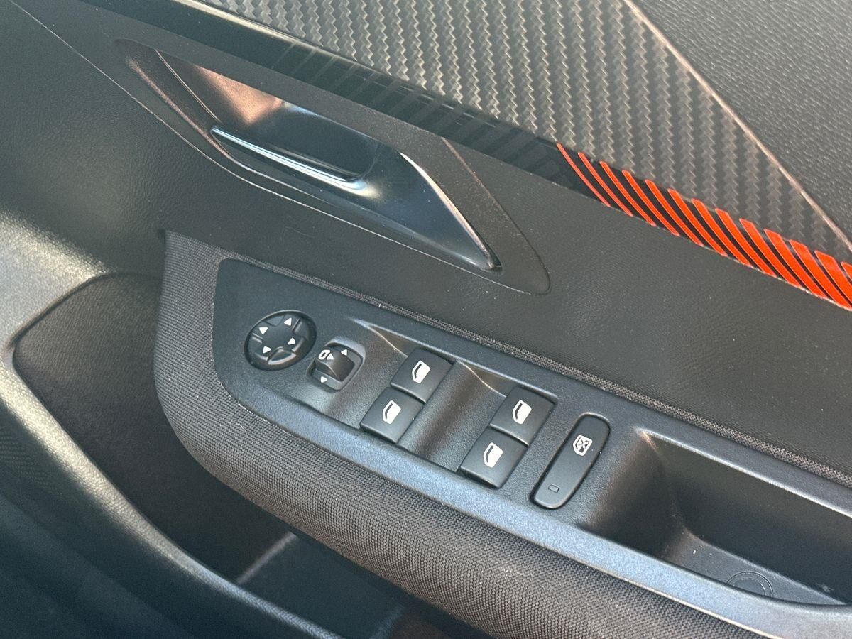 More views of Peugeot 208