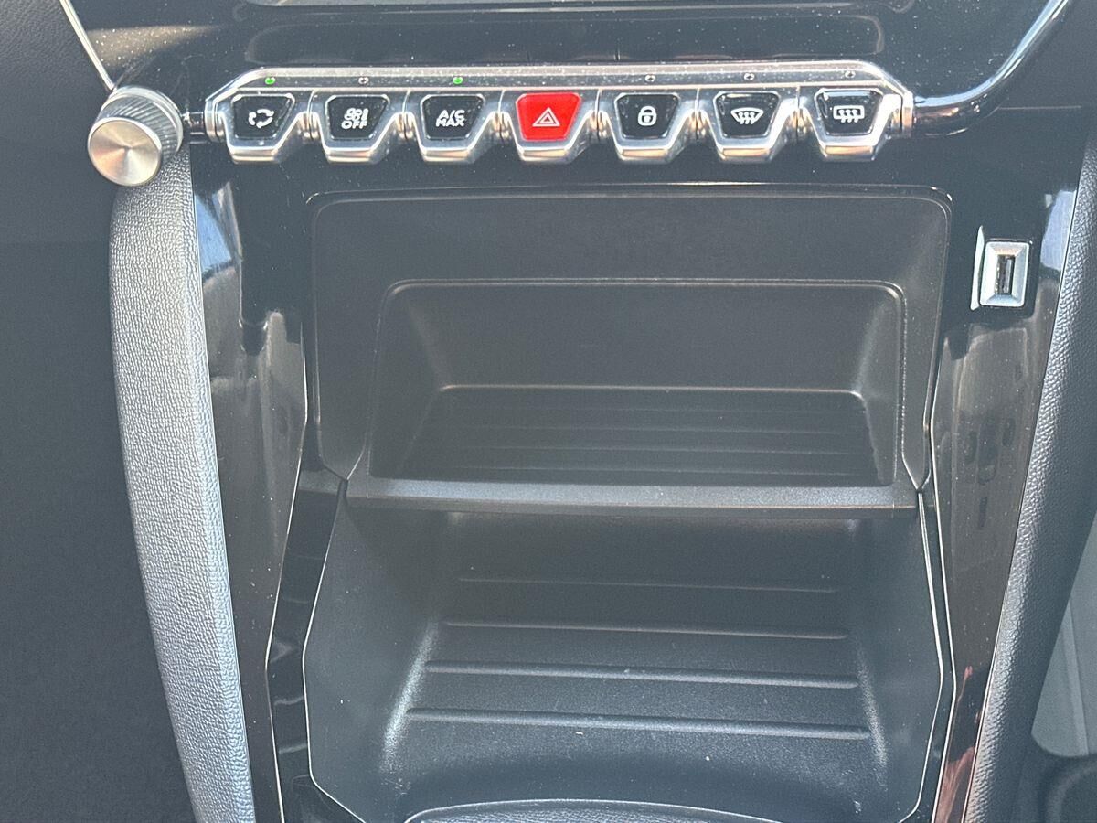 More views of Peugeot 208