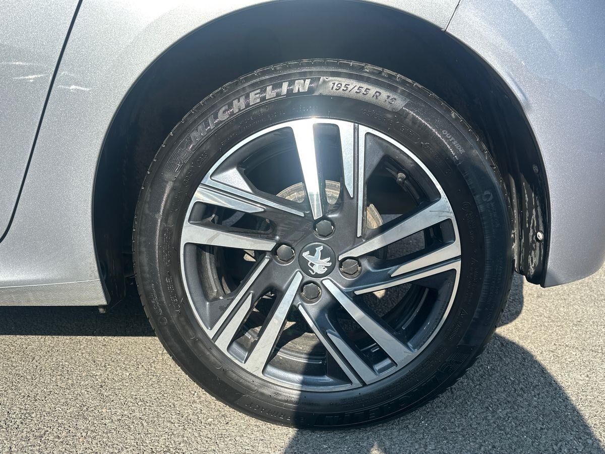 More views of Peugeot 208