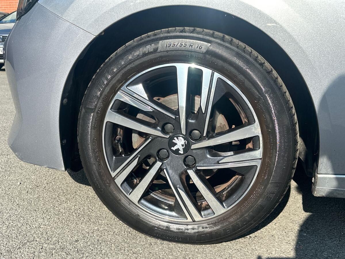 More views of Peugeot 208
