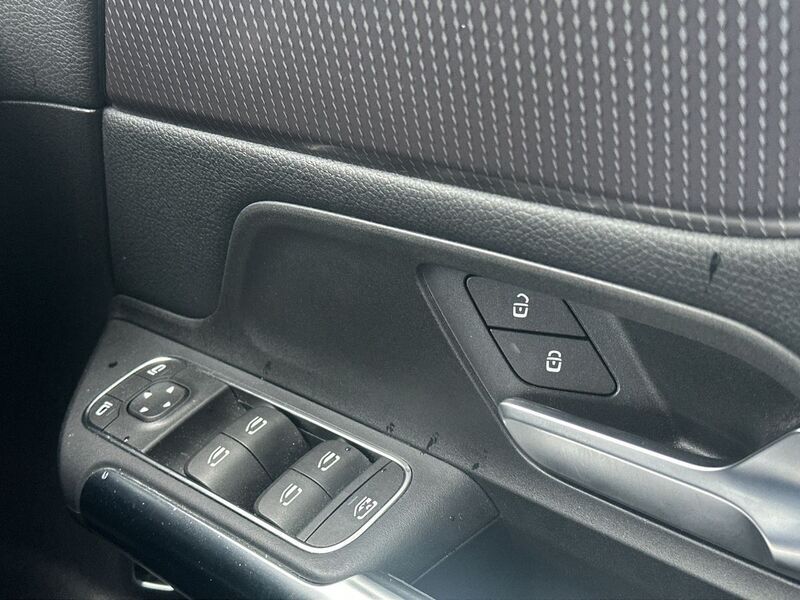 More views of Mercedes-Benz GLA