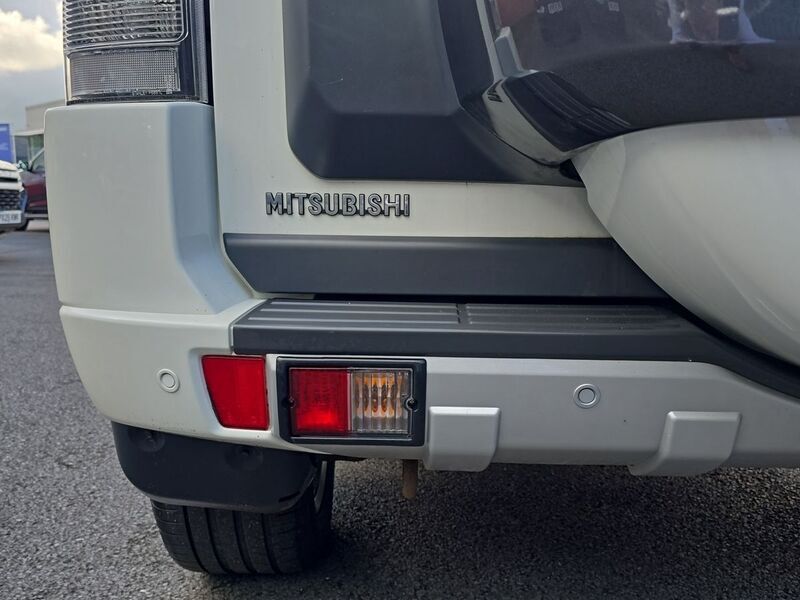 More views of Mitsubishi Shogun