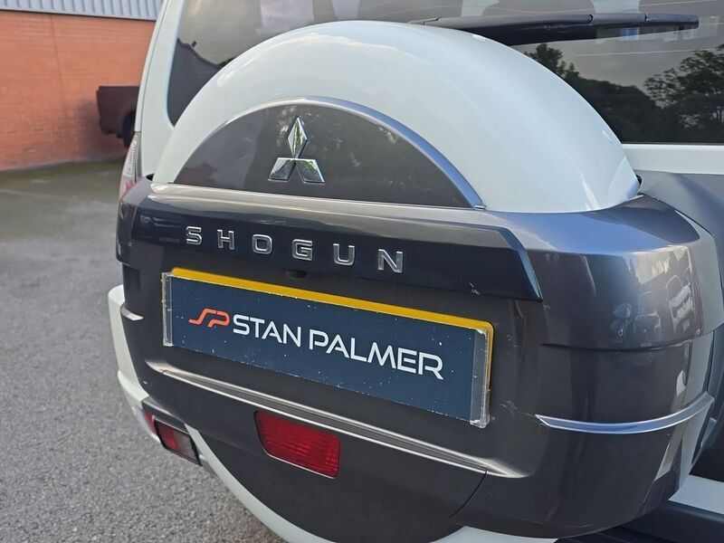 More views of Mitsubishi Shogun