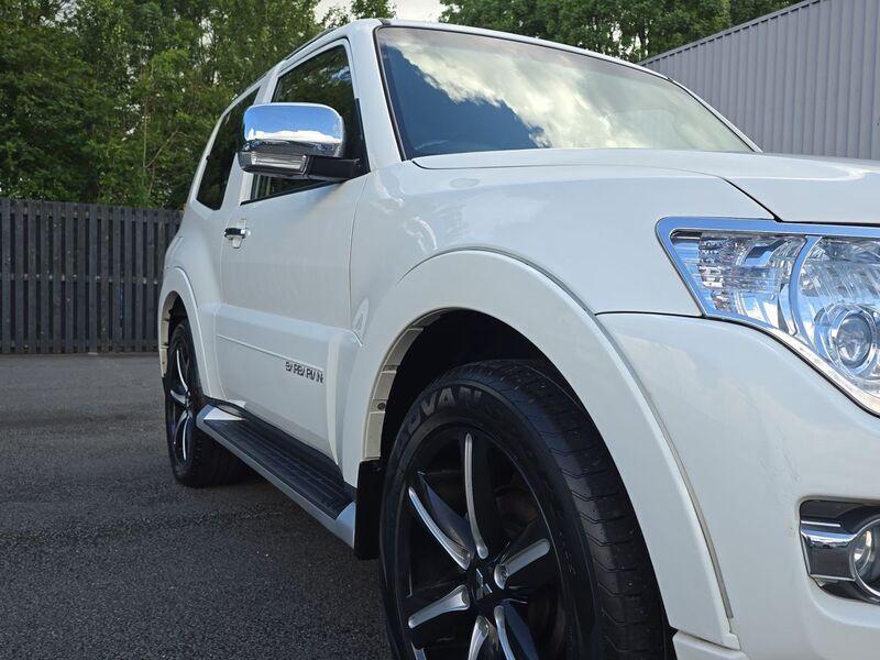 More views of Mitsubishi Shogun