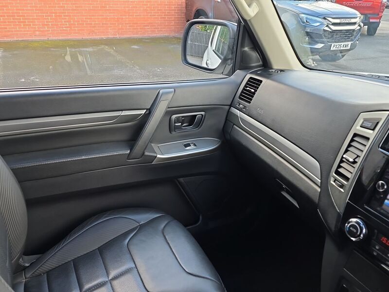 More views of Mitsubishi Shogun