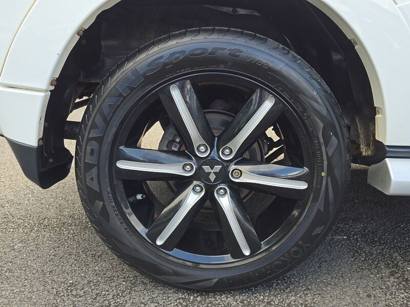 More views of Mitsubishi Shogun